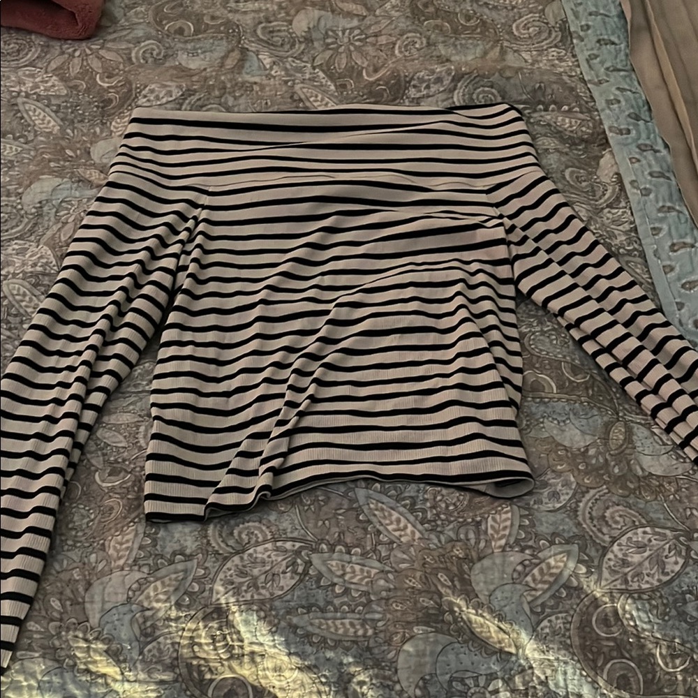 American Eagle Outfitters Black and Cream Off-the-Shoulder Sweater